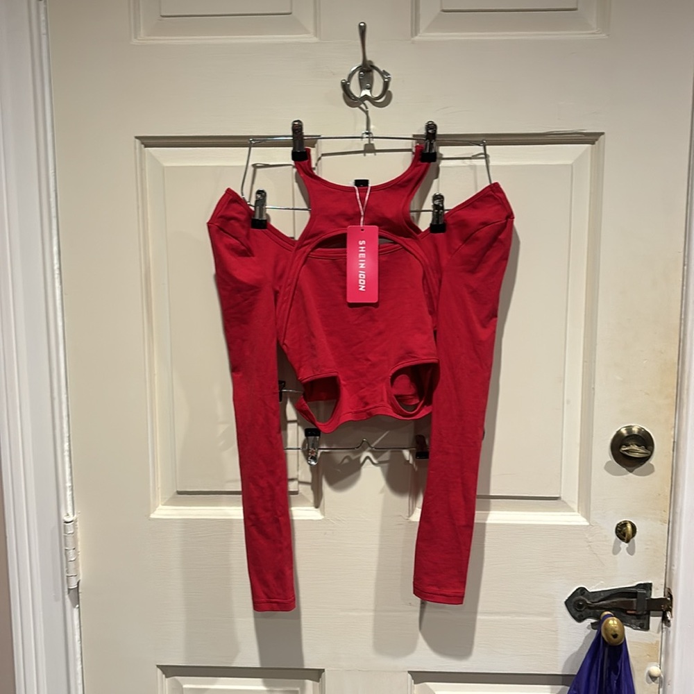 CUT OUT RED TOP SIZE SMALL SHEIN